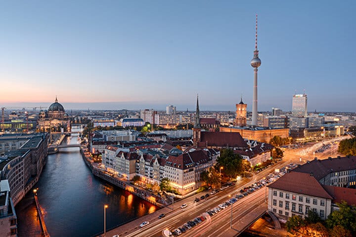 Panorama über Berlin in den Abendstunden